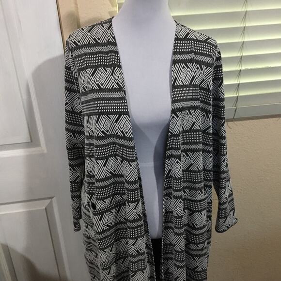 LuLaRoe Sarah noir blanc Aztec duster sweater LARGE - Picture 3 of 5